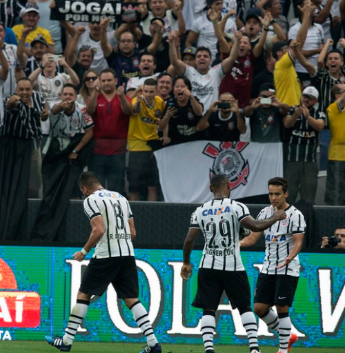 Corintianos comemoram gol da classificação na Arena Corinthians (Daniel Augusto Jr/Agência Corinthians)