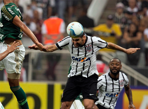Danilo e Vagner Love em jogo contra o Palmeiras em Itaquera (Daniel Augusto Jr/Agência Corinthians)