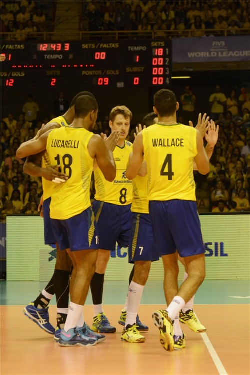 Jogadores da seleção brasileira de vôlei em quadra (Alexandre Arruda/CBV)