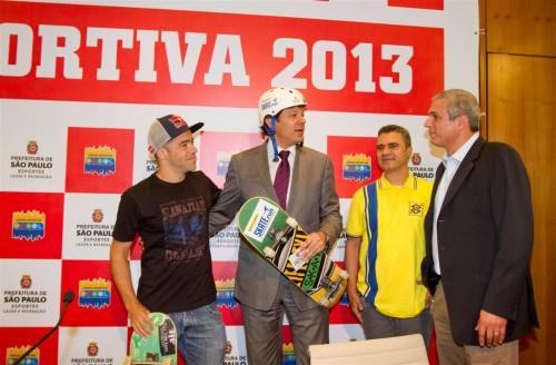 Em 2013, Fernanrdo Haddad e secretário receberam skatista Sandro Dias (José Cordeiro)