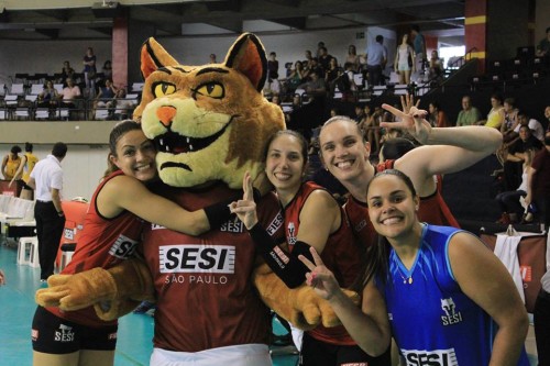 Jogadoras do Sesi-SP com mascote do time (Sesi-SP/Divulgação)