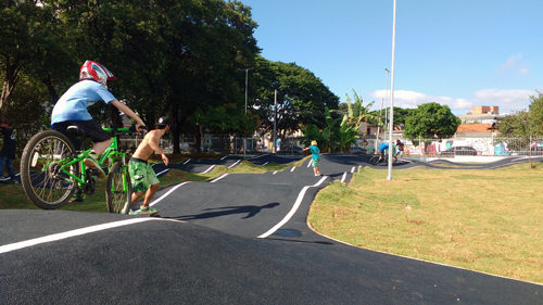Pump track para iniciantes pode receber ciclistas, skatistas etc (Esportividade)