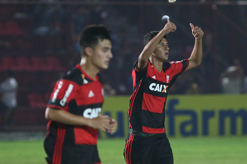 Jogadores da base flamenguista em jogo da Copinha (CR Flamengo)