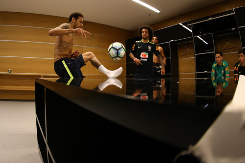 Neymar e Marcelo no vestiário da Arena Corinthians (Lucas Figueiredo/CBF)