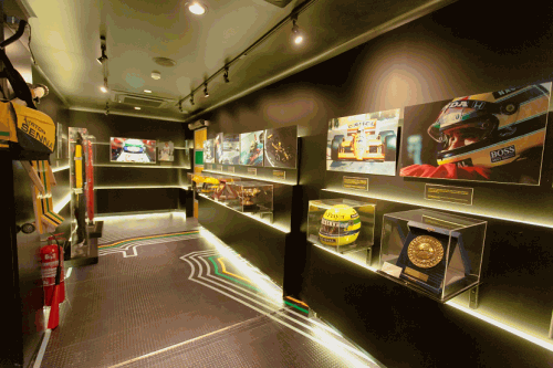Parte interna da carreta com itens históricos de Ayrton Senna (Mariana Caramez/Instituto Ayrton Senna)
