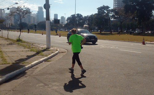Corredora treina na avenida Santos Dumont, em Santana (Esportividade)