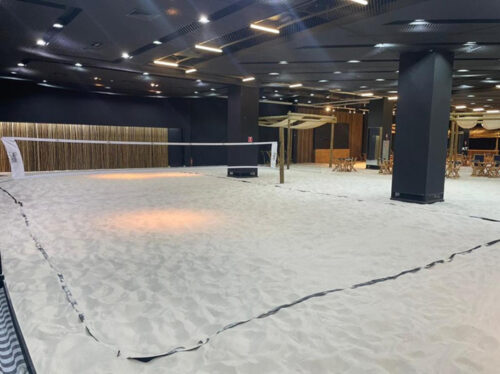 Quadra coberta de beach tennis é instalada em shopping em São Paulo