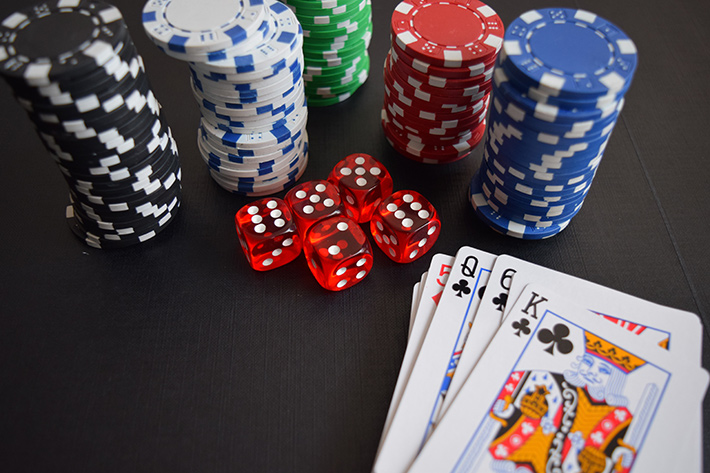 jogo de casino online com cartas de jogar, roleta e fichas de