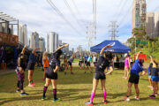 Alongamento diante da ASICS House (Tiago Lasak/Fotop/ASICS)